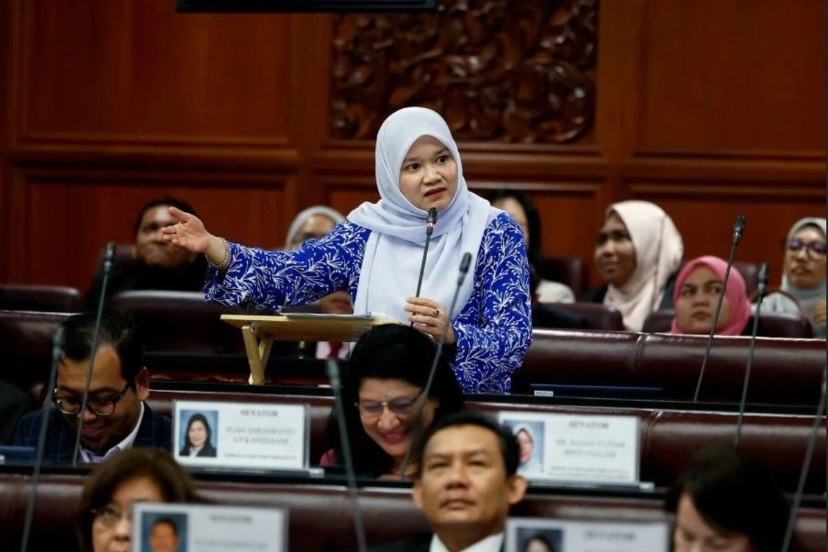 Fadhlina Sidek speaking about Malaysia Student Protection Policy at an official education briefing 