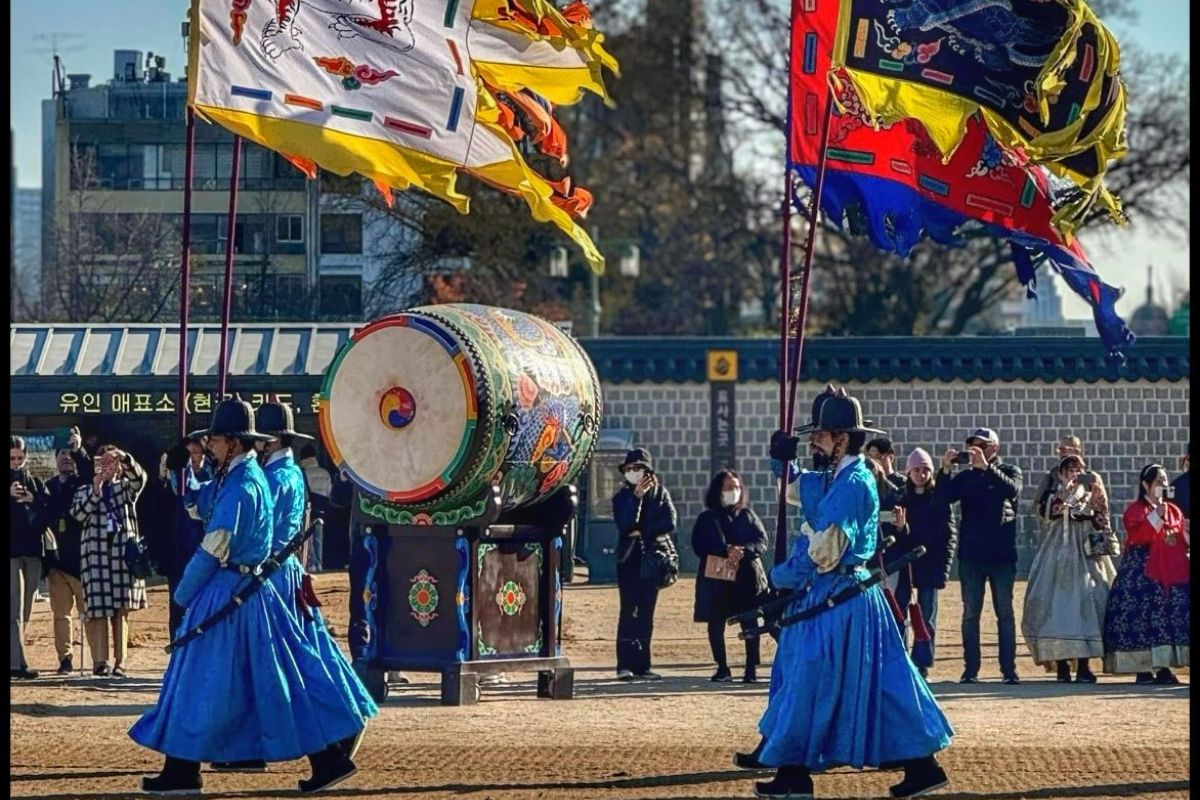 The royal guard ceremony at Gyeongbokgung Palace, performed daily in full traditional dress  