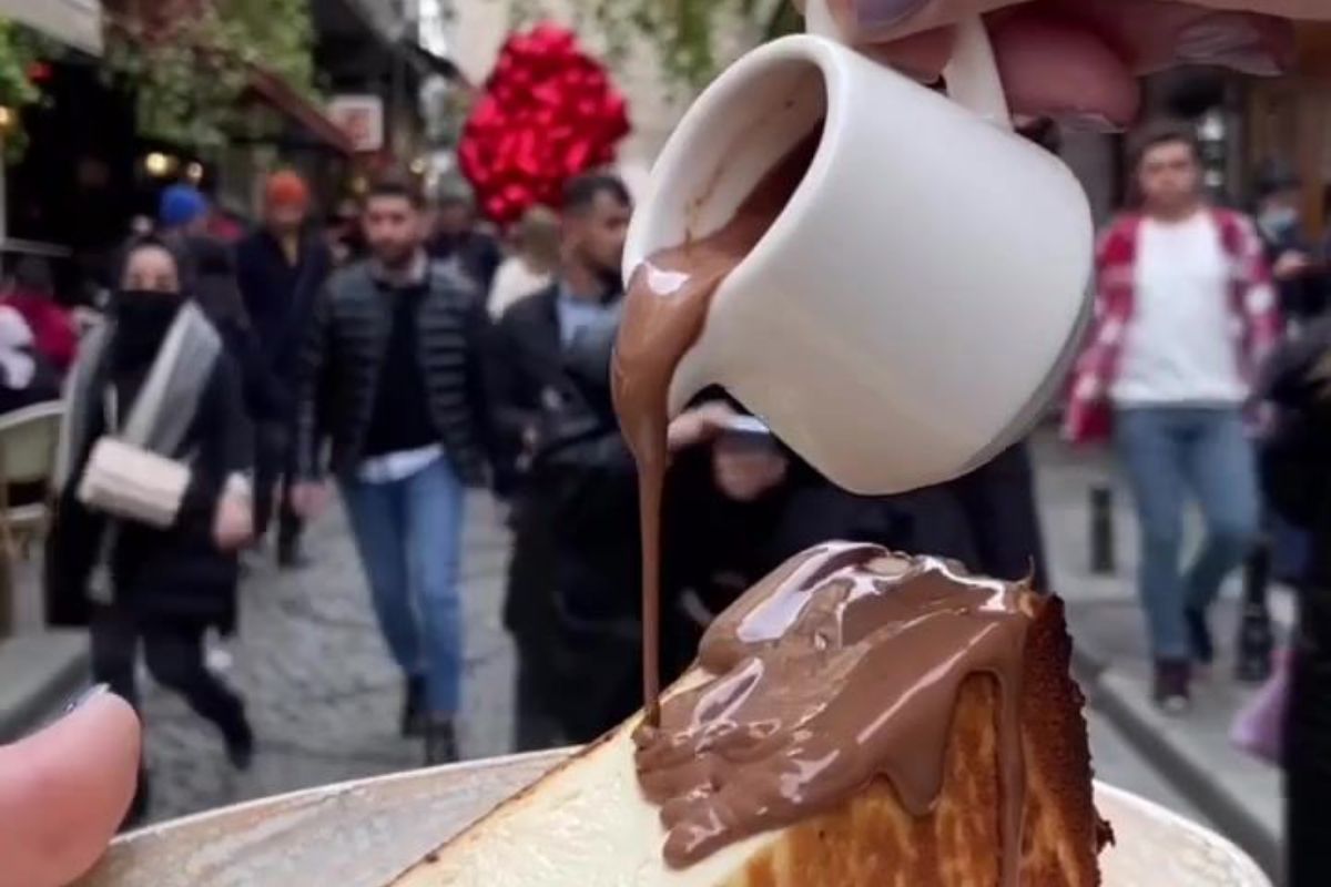 Rich San Sebastián cheesecake served in Istanbul, paired with molten chocolate and enjoyed in a modern café setting.