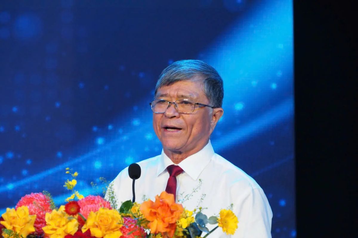 Mr Nguyen Van Hieu addressing audience at education event in Ho Chi Minh City