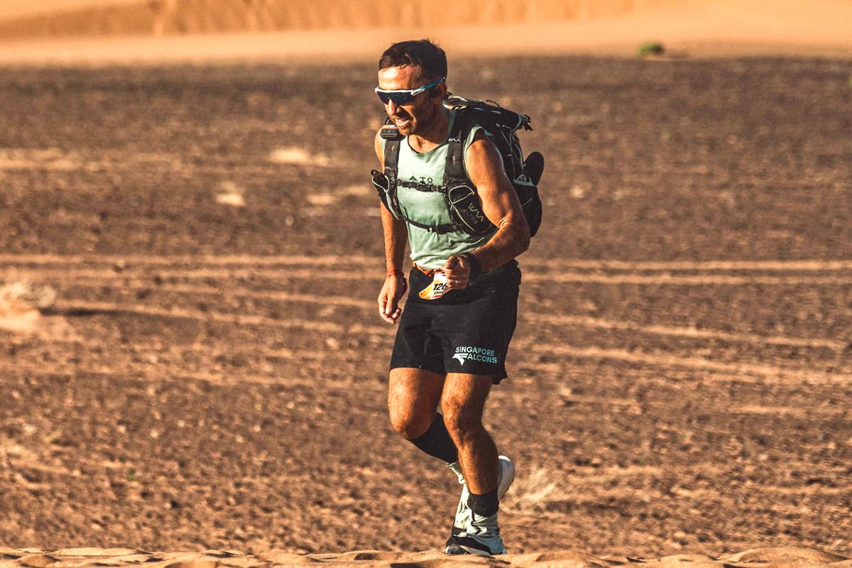 Heat, sand and silence. Chris Timms pushing forward at Marathon des Sables