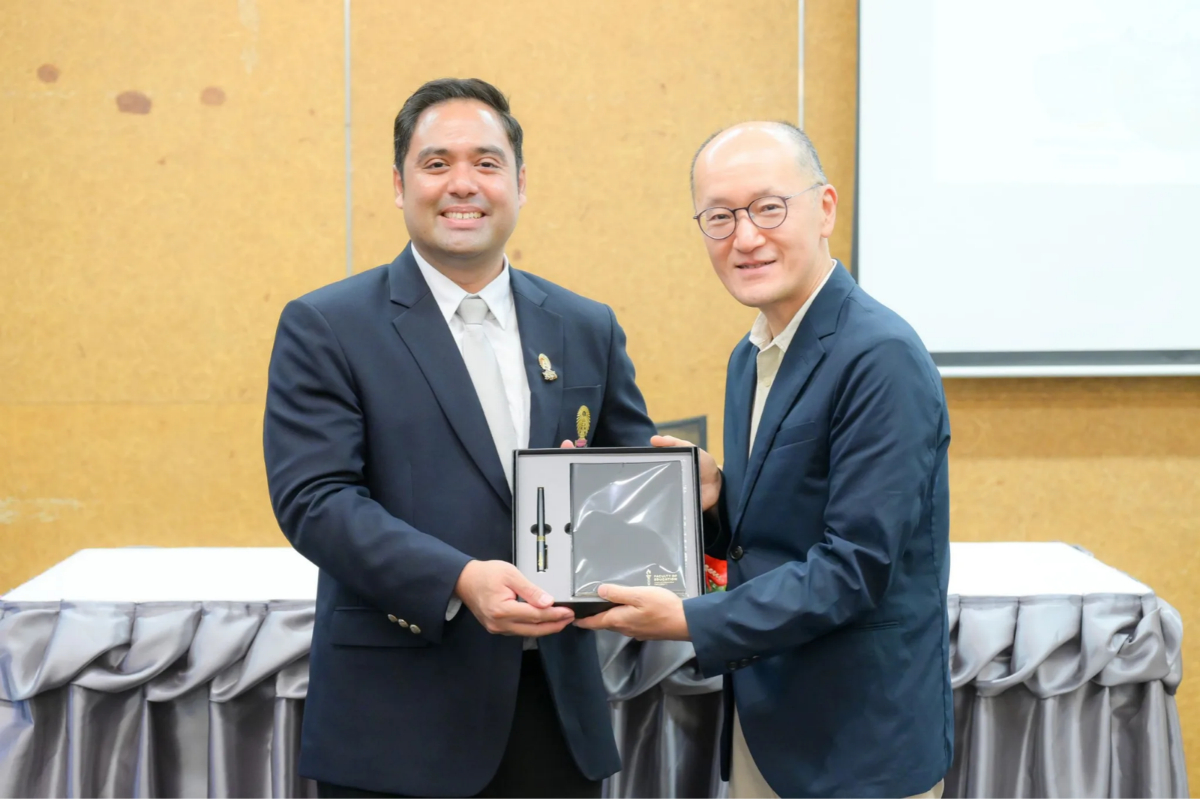 Assoc. Prof. Dr. Yotsawee Saifah, Dean, Faculty of Education, Chulalongkorn University, (left)
and Prof. Dr. Hideki Kozima, Dean, Graduate School of Education, Tohoku University (right)