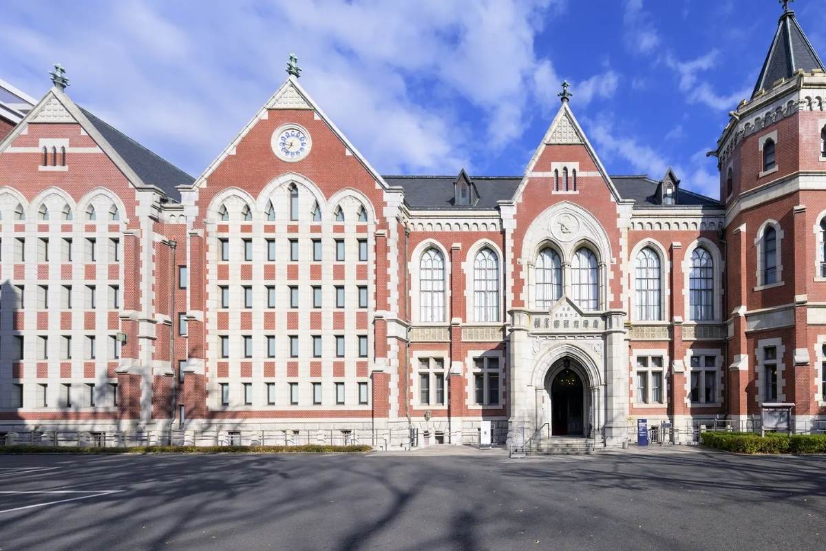 A vibrant university community supporting learning, research and student development