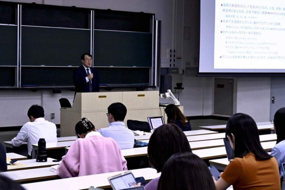 Kenjiro Monji delivers a lecture at Keio University in June