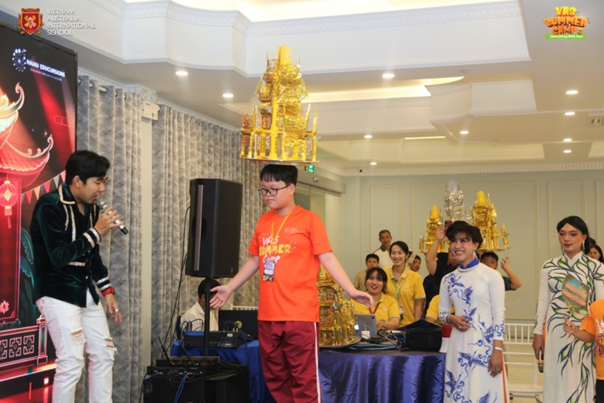 VASers experience the traditional Bong Roi dance