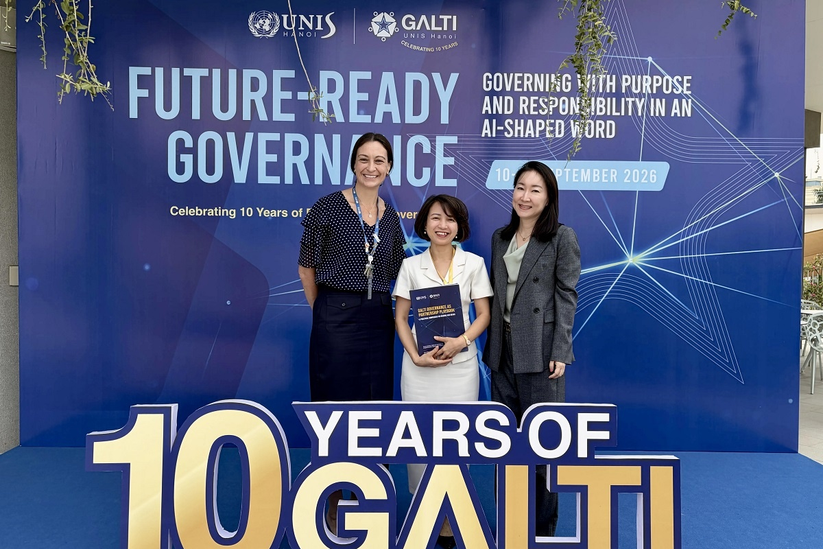 Ngo Thi Diep Lan, vice head of the Private and Foreign-Invested Education Department (middle) took a photo with Dr Liz Gale, head of school (left) & Maria Chung, board chair at UNIS Hanoi (Photo: UNIS Hanoi)