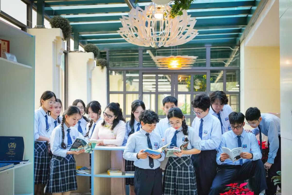 According to Ms. Thuy, using English in learning not only enhances foreign language skills but also helps students access knowledge and international issues.