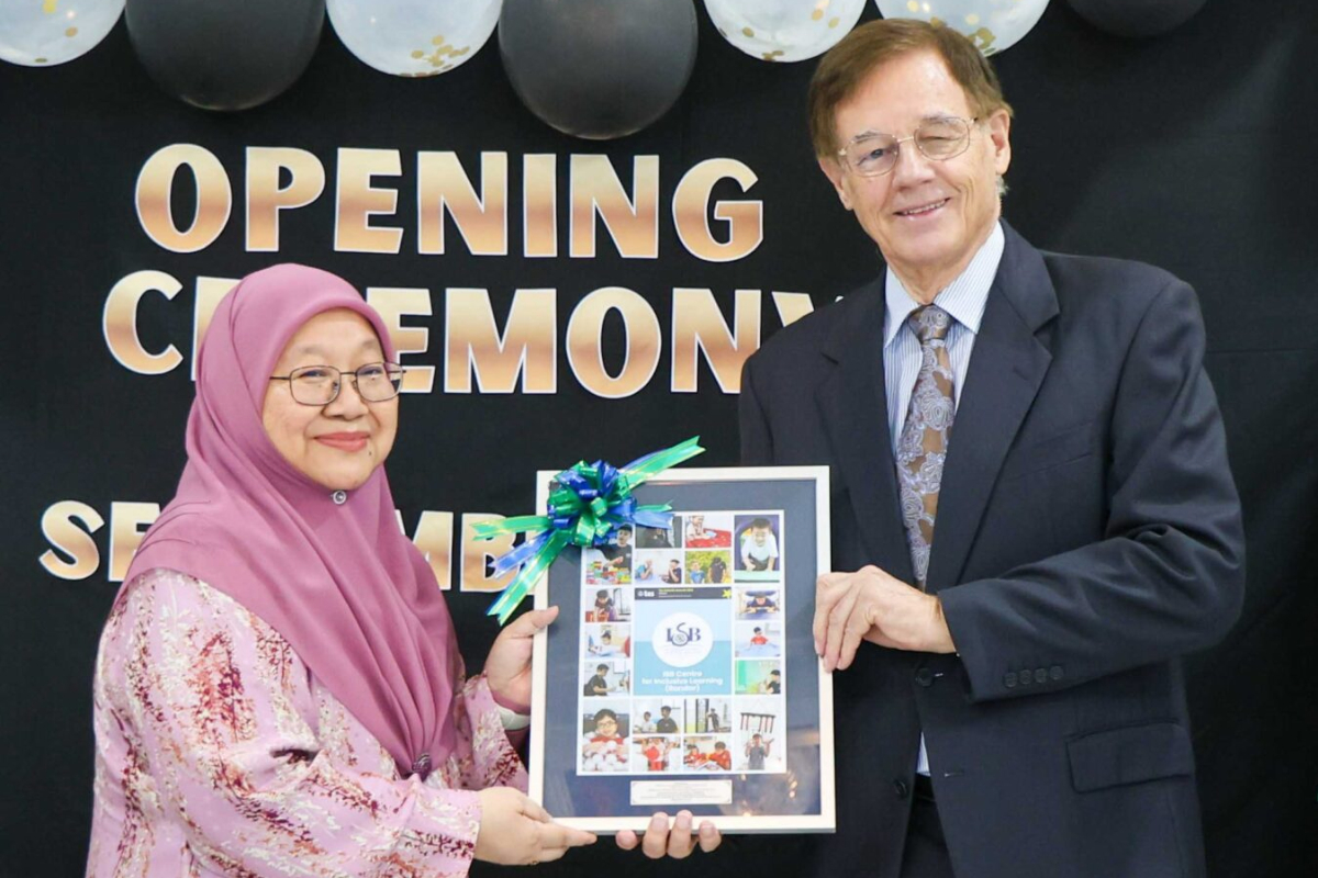 Mr Nicholas King, ISB Deputy Board Chairman, presenting a token of appreciation to Dr Shamsiah Zuraini Kanchanawati binti Haji Tajuddin, Permanent Secretary (Core Education) at the Ministry of Education