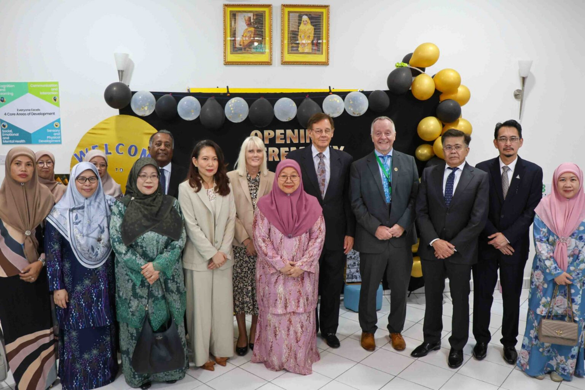 Group photo shows Dr Shamsiah Zuraini Kanchanawati binti Haji Tajuddin, Permanent Secretary (Core Education) at the Ministry of Education; Mr Nicholas King, ISB Deputy Board Chairman; Members of the ISB Board of Directors Haji Rashid Abdul Razak and Mr Roy David Kurian; Mr Dominic Morley, Executive Principal of ISB; Ms Vienna Law, General Manager of ISB; Ms Suzie Rush, Head of Inclusion at ISB and Head of the ISB Centre for Inclusive Learning; and other guests
